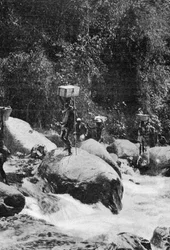 Überquerung eines Wildbachs an den Flanken des Ruwenzori, aus einem Artikel mit dem Titel Zu den Bergen des Mondes veröffentlicht in The Graphic, 27. Oktober 1906